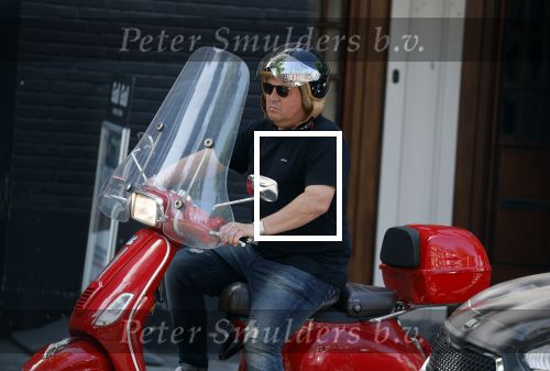 Amsterdam 18 juli 2022
Martijn Krabbe doet boodschappen op zijn vespa scooter