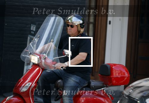 Amsterdam 18 juli 2022
Martijn Krabbe doet boodschappen op zijn vespa scooter