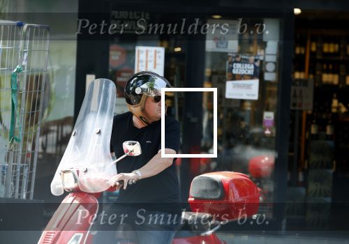 Amsterdam 18 juli 2022
Martijn Krabbe doet boodschappen op zijn vespa scooter