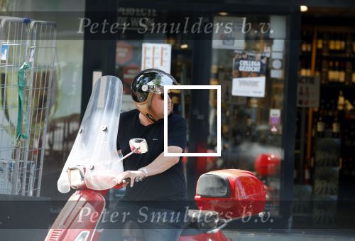 Amsterdam 18 juli 2022
Martijn Krabbe doet boodschappen op zijn vespa scooter