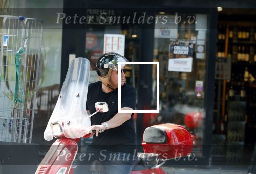 Amsterdam 18 juli 2022
Martijn Krabbe doet boodschappen op zijn vespa scooter
