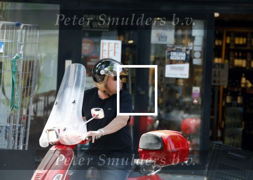 Amsterdam 18 juli 2022
Martijn Krabbe doet boodschappen op zijn vespa scooter