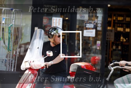 Amsterdam 18 juli 2022
Martijn Krabbe doet boodschappen op zijn vespa scooter