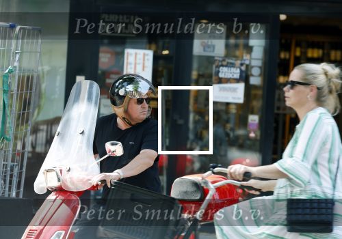 Amsterdam 18 juli 2022
Martijn Krabbe doet boodschappen op zijn vespa scooter