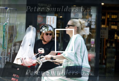 Amsterdam 18 juli 2022
Martijn Krabbe doet boodschappen op zijn vespa scooter