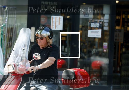 Amsterdam 18 juli 2022
Martijn Krabbe doet boodschappen op zijn vespa scooter