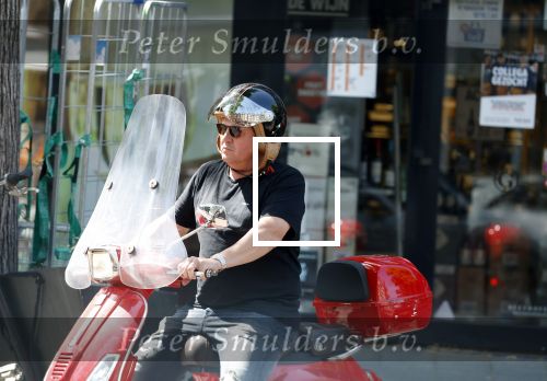 Amsterdam 18 juli 2022
Martijn Krabbe doet boodschappen op zijn vespa scooter