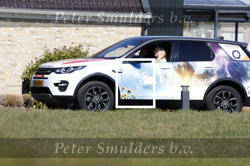 Marsum 26 maart 2022
Crematie van Piet Paulusma bij crematorium Andringstate. Piet zijn auto\'s stonden voor de aula geparkeerd . Martsje Paulusma