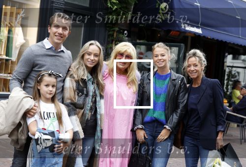 Alkmaar 7 juli 2022
Mary Borsato viert haar 77e verjaardag in eetcafe Pluim in Alkmaar.
Oa aanwezig Sylvana Borsato Romy Omtzigt Jacky Omtzigt Luca Borsato Jada Borsato Marco Borsato en Senna Borsato.