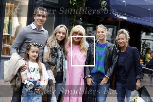 Alkmaar 7 juli 2022
Mary Borsato viert haar 77e verjaardag in eetcafe Pluim in Alkmaar.
Oa aanwezig Sylvana Borsato Romy Omtzigt Jacky Omtzigt Luca Borsato Jada Borsato Marco Borsato en Senna Borsato.