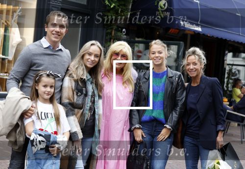 Alkmaar 7 juli 2022
Mary Borsato viert haar 77e verjaardag in eetcafe Pluim in Alkmaar.
Oa aanwezig Sylvana Borsato Romy Omtzigt Jacky Omtzigt Luca Borsato Jada Borsato Marco Borsato en Senna Borsato.