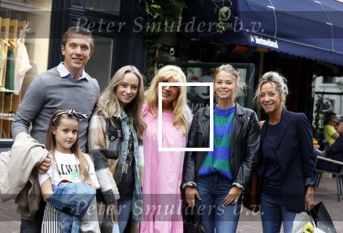 Alkmaar 7 juli 2022
Mary Borsato viert haar 77e verjaardag in eetcafe Pluim in Alkmaar.
Oa aanwezig Sylvana Borsato Romy Omtzigt Jacky Omtzigt Luca Borsato Jada Borsato Marco Borsato en Senna Borsato.