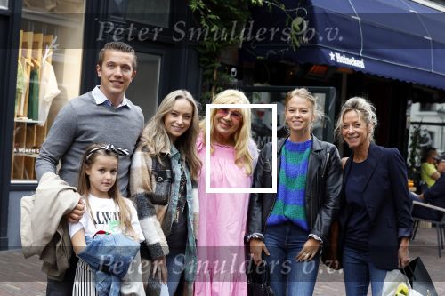 Alkmaar 7 juli 2022
Mary Borsato viert haar 77e verjaardag in eetcafe Pluim in Alkmaar.
Oa aanwezig Sylvana Borsato Romy Omtzigt Jacky Omtzigt Luca Borsato Jada Borsato Marco Borsato en Senna Borsato.