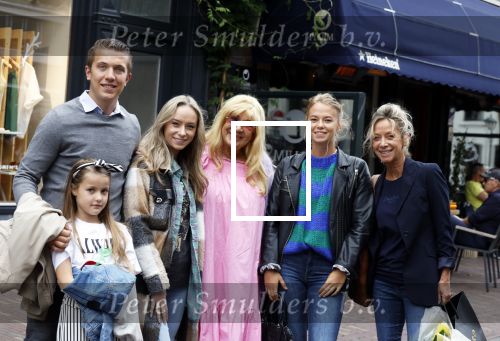 Alkmaar 7 juli 2022
Mary Borsato viert haar 77e verjaardag in eetcafe Pluim in Alkmaar.
Oa aanwezig Sylvana Borsato Romy Omtzigt Jacky Omtzigt Luca Borsato Jada Borsato Marco Borsato en Senna Borsato.