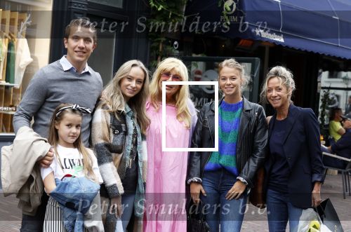 Alkmaar 7 juli 2022
Mary Borsato viert haar 77e verjaardag in eetcafe Pluim in Alkmaar.
Oa aanwezig Sylvana Borsato Romy Omtzigt Jacky Omtzigt Luca Borsato Jada Borsato Marco Borsato en Senna Borsato.