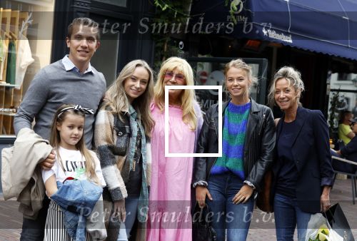 Alkmaar 7 juli 2022
Mary Borsato viert haar 77e verjaardag in eetcafe Pluim in Alkmaar.
Oa aanwezig Sylvana Borsato Romy Omtzigt Jacky Omtzigt Luca Borsato Jada Borsato Marco Borsato en Senna Borsato.