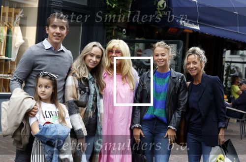 Alkmaar 7 juli 2022
Mary Borsato viert haar 77e verjaardag in eetcafe Pluim in Alkmaar.
Oa aanwezig Sylvana Borsato Romy Omtzigt Jacky Omtzigt Luca Borsato Jada Borsato Marco Borsato en Senna Borsato.