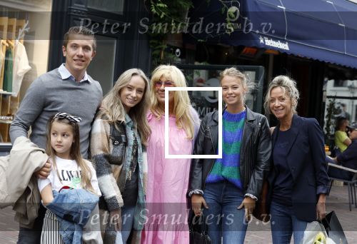 Alkmaar 7 juli 2022
Mary Borsato viert haar 77e verjaardag in eetcafe Pluim in Alkmaar.
Oa aanwezig Sylvana Borsato Romy Omtzigt Jacky Omtzigt Luca Borsato Jada Borsato Marco Borsato en Senna Borsato.