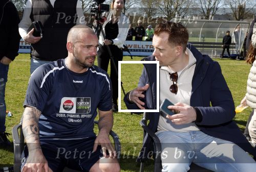 Utrecht 27 maart 2022
Bij voetbalclub DHSC in Utrecht wordt een dag georganiseerd waar geld opgehaald wordt voor 
Ukraine. Wesley Sneijder Mart Hoogkamer Evgeniy Levchenko Djarno Hofland Juvat Westendorp Koen Weijland Noa Zeeuw Glenn Helder ea spelen oa mee.
Nick Dijkman