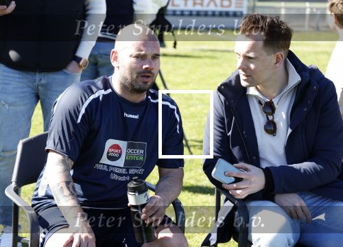 Utrecht 27 maart 2022
Bij voetbalclub DHSC in Utrecht wordt een dag georganiseerd waar geld opgehaald wordt voor Ukraine. Wesley Sneijder Mart Hoogkamer Evgeniy Levchenko Djarno Hofland Juvat Westendorp Koen Weijland Noa Zeeuw Glenn Helder ea spelen oa mee.
Nick Dijkman interviewt Wesley Sneijder