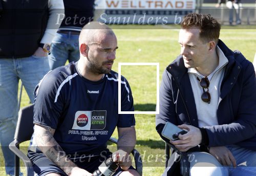 Utrecht 27 maart 2022
Bij voetbalclub DHSC in Utrecht wordt een dag georganiseerd waar geld opgehaald wordt voor Ukraine. Wesley Sneijder Mart Hoogkamer Evgeniy Levchenko Djarno Hofland Juvat Westendorp Koen Weijland Noa Zeeuw Glenn Helder ea spelen oa mee.
Nick Dijkman interviewt Wesley Sneijder