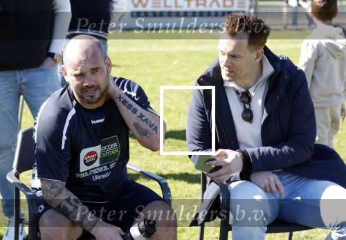 Utrecht 27 maart 2022
Bij voetbalclub DHSC in Utrecht wordt een dag georganiseerd waar geld opgehaald wordt voor Ukraine. Wesley Sneijder Mart Hoogkamer Evgeniy Levchenko Djarno Hofland Juvat Westendorp Koen Weijland Noa Zeeuw Glenn Helder ea spelen oa mee.
Nick Dijkman interviewt Wesley Sneijder