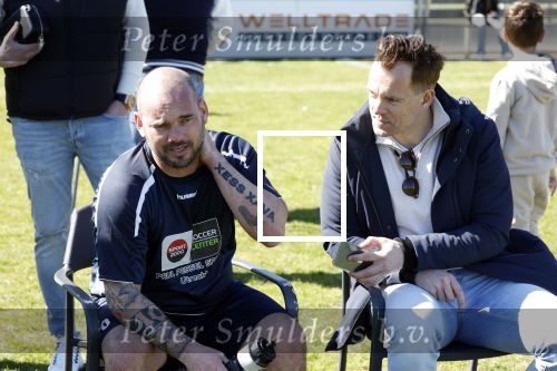 Utrecht 27 maart 2022
Bij voetbalclub DHSC in Utrecht wordt een dag georganiseerd waar geld opgehaald wordt voor Ukraine. Wesley Sneijder Mart Hoogkamer Evgeniy Levchenko Djarno Hofland Juvat Westendorp Koen Weijland Noa Zeeuw Glenn Helder ea spelen oa mee.
Nick Dijkman interviewt Wesley Sneijder