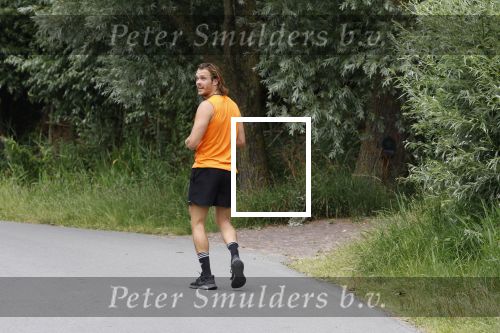 Uitdam 14 juli 2022
Niek Schrijvershof de nieuwe vriend van Katja Schuurman hard aan het lopen in de woonplaats van Katja