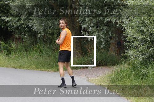 Uitdam 14 juli 2022
Niek Schrijvershof de nieuwe vriend van Katja Schuurman hard aan het lopen in de woonplaats van Katja
