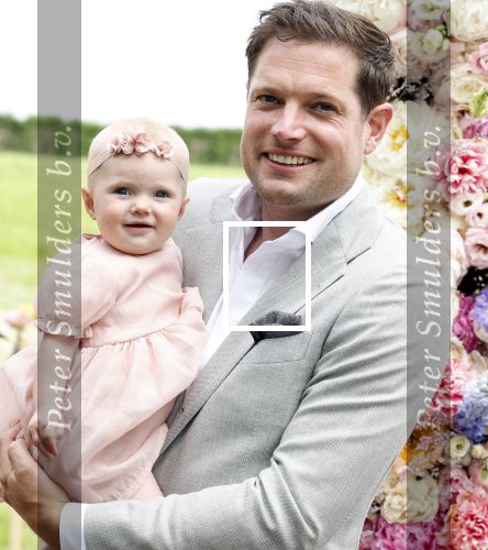 Oosterblokker 18 juni 2022
Irene Schouten en Dirkjan Mak trouwen in de tuin bij de ouders van Dirkjan . Peter Post met dochter en zijn schoonouders