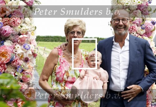 Oosterblokker 18 juni 2022
Irene Schouten en Dirkjan Mak trouwen in de tuin bij de ouders van Dirkjan . Peter Post met dochter en zijn schoonouders