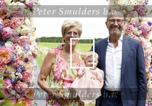 Oosterblokker 18 juni 2022
Irene Schouten en Dirkjan Mak trouwen in de tuin bij de ouders van Dirkjan . Peter Post met dochter en zijn schoonouders