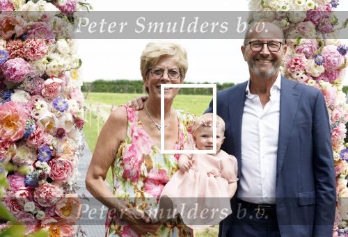 Oosterblokker 18 juni 2022
Irene Schouten en Dirkjan Mak trouwen in de tuin bij de ouders van Dirkjan . Peter Post met dochter en zijn schoonouders