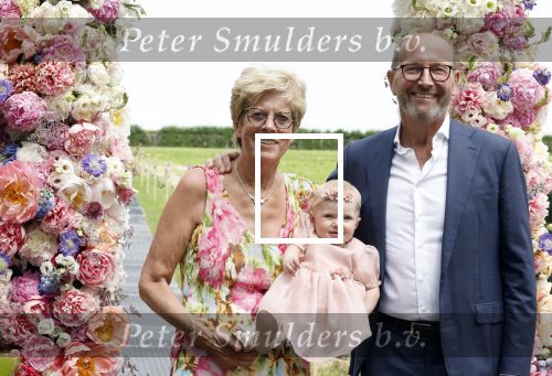 Oosterblokker 18 juni 2022
Irene Schouten en Dirkjan Mak trouwen in de tuin bij de ouders van Dirkjan . Peter Post met dochter en zijn schoonouders