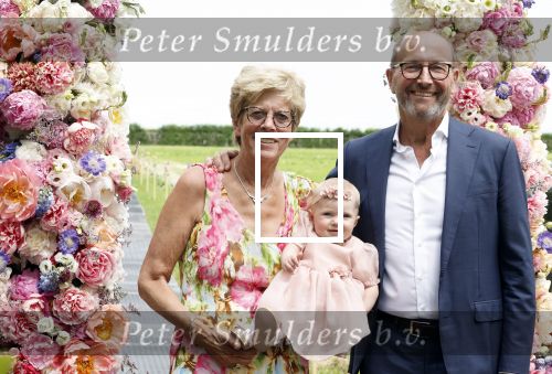Oosterblokker 18 juni 2022
Irene Schouten en Dirkjan Mak trouwen in de tuin bij de ouders van Dirkjan . Peter Post met dochter en zijn schoonouders