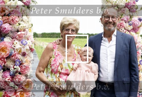 Oosterblokker 18 juni 2022
Irene Schouten en Dirkjan Mak trouwen in de tuin bij de ouders van Dirkjan . Peter Post met dochter en zijn schoonouders