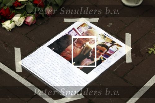 Amsterdam 6 juli 2022
Precies 1 jaar geleden werd op deze plek Peter R de Vries neergeschoten. De redaktie en presentatoren van RTL Boulevard leggen een witte roos neer . OA aanwezig Georgette Schlick Peter v d Vorst Sven Sauve Marieke Elsinga Vivienne v d Assem Aran Bade Jeroen Kijk in de Vegte Arno Kantelberg Eveline Stallaart Clarice Stenger Leon de Ruyter Dries Roelvink en Tim Oliehoek .