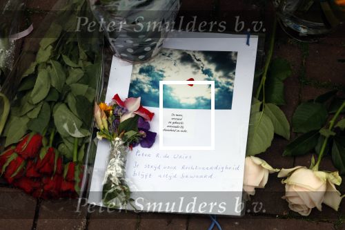 Amsterdam 6 juli 2022
Precies 1 jaar geleden werd op deze plek Peter R de Vries neergeschoten. De redaktie en presentatoren van RTL Boulevard leggen een witte roos neer . OA aanwezig Georgette Schlick Peter v d Vorst Sven Sauve Marieke Elsinga Vivienne v d Assem Aran Bade Jeroen Kijk in de Vegte Arno Kantelberg Eveline Stallaart Clarice Stenger Leon de Ruyter Dries Roelvink en Tim Oliehoek .