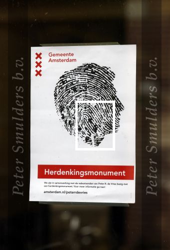 Amsterdam 6 juli 2022
Precies 1 jaar geleden werd op deze plek Peter R de Vries neergeschoten. De redaktie en presentatoren van RTL Boulevard leggen een witte roos neer . OA aanwezig Georgette Schlick Peter v d Vorst Sven Sauve Marieke Elsinga Vivienne v d Assem Aran Bade Jeroen Kijk in de Vegte Arno Kantelberg Eveline Stallaart Clarice Stenger Leon de Ruyter Dries Roelvink en Tim Oliehoek .