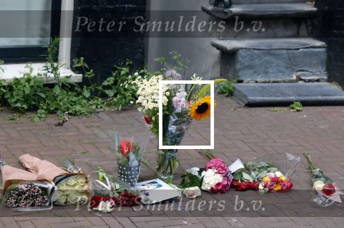 Amsterdam 6 juli 2022
Precies 1 jaar geleden werd op deze plek Peter R de Vries neergeschoten. De redaktie en presentatoren van RTL Boulevard leggen een witte roos neer . OA aanwezig Georgette Schlick Peter v d Vorst Sven Sauve Marieke Elsinga Vivienne v d Assem Aran Bade Jeroen Kijk in de Vegte Arno Kantelberg Eveline Stallaart Clarice Stenger Leon de Ruyter Dries Roelvink en Tim Oliehoek .