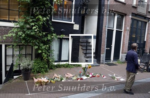 Amsterdam 6 juli 2022
Precies 1 jaar geleden werd op deze plek Peter R de Vries neergeschoten. De redaktie en presentatoren van RTL Boulevard leggen een witte roos neer . OA aanwezig Georgette Schlick Peter v d Vorst Sven Sauve Marieke Elsinga Vivienne v d Assem Aran Bade Jeroen Kijk in de Vegte Arno Kantelberg Eveline Stallaart Clarice Stenger Leon de Ruyter Dries Roelvink en Tim Oliehoek .