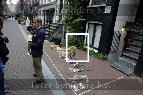 Amsterdam 6 juli 2022
Precies 1 jaar geleden werd op deze plek Peter R de Vries neergeschoten. De redaktie en presentatoren van RTL Boulevard leggen een witte roos neer . OA aanwezig Georgette Schlick Peter v d Vorst Sven Sauve Marieke Elsinga Vivienne v d Assem Aran Bade Jeroen Kijk in de Vegte Arno Kantelberg Eveline Stallaart Clarice Stenger Leon de Ruyter Dries Roelvink en Tim Oliehoek .