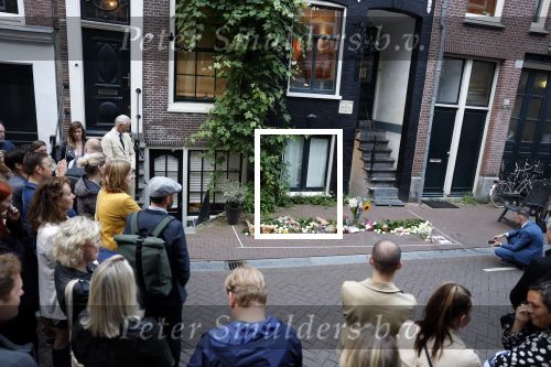 Amsterdam 6 juli 2022
Precies 1 jaar geleden werd op deze plek Peter R de Vries neergeschoten. De redaktie en presentatoren van RTL Boulevard leggen een witte roos neer . OA aanwezig Georgette Schlick Peter v d Vorst Sven Sauve Marieke Elsinga Vivienne v d Assem Aran Bade Jeroen Kijk in de Vegte Arno Kantelberg Eveline Stallaart Clarice Stenger Leon de Ruyter Dries Roelvink en Tim Oliehoek .