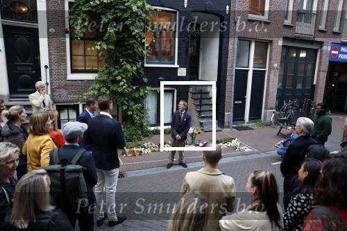 Amsterdam 6 juli 2022
Precies 1 jaar geleden werd op deze plek Peter R de Vries neergeschoten. De redaktie en presentatoren van RTL Boulevard leggen een witte roos neer . OA aanwezig Georgette Schlick Peter v d Vorst Sven Sauve Marieke Elsinga Vivienne v d Assem Aran Bade Jeroen Kijk in de Vegte Arno Kantelberg Eveline Stallaart Clarice Stenger Leon de Ruyter Dries Roelvink en Tim Oliehoek .