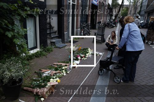 Amsterdam 6 juli 2022
Precies 1 jaar geleden werd op deze plek Peter R de Vries neergeschoten. De redaktie en presentatoren van RTL Boulevard leggen een witte roos neer . OA aanwezig Georgette Schlick Peter v d Vorst Sven Sauve Marieke Elsinga Vivienne v d Assem Aran Bade Jeroen Kijk in de Vegte Arno Kantelberg Eveline Stallaart Clarice Stenger Leon de Ruyter Dries Roelvink en Tim Oliehoek .