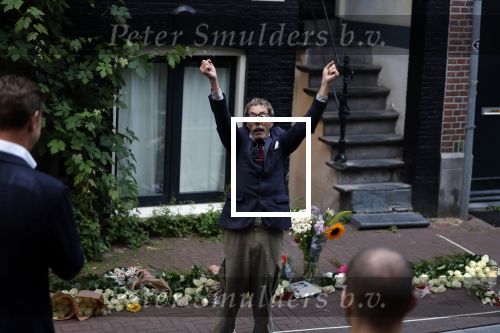 Amsterdam 6 juli 2022
Precies 1 jaar geleden werd op deze plek Peter R de Vries neergeschoten. De redaktie en presentatoren van RTL Boulevard leggen een witte roos neer . OA aanwezig Georgette Schlick Peter v d Vorst Sven Sauve Marieke Elsinga Vivienne v d Assem Aran Bade Jeroen Kijk in de Vegte Arno Kantelberg Eveline Stallaart Clarice Stenger Leon de Ruyter Dries Roelvink en Tim Oliehoek .
