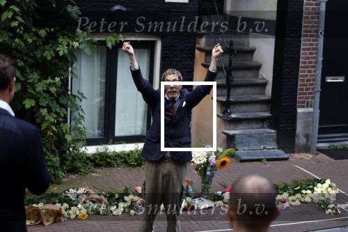 Amsterdam 6 juli 2022
Precies 1 jaar geleden werd op deze plek Peter R de Vries neergeschoten. De redaktie en presentatoren van RTL Boulevard leggen een witte roos neer . OA aanwezig Georgette Schlick Peter v d Vorst Sven Sauve Marieke Elsinga Vivienne v d Assem Aran Bade Jeroen Kijk in de Vegte Arno Kantelberg Eveline Stallaart Clarice Stenger Leon de Ruyter Dries Roelvink en Tim Oliehoek .