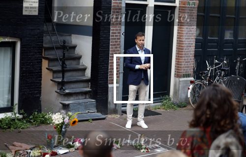 Amsterdam 6 juli 2022
Precies 1 jaar geleden werd op deze plek Peter R de Vries neergeschoten. De redaktie en presentatoren van RTL Boulevard leggen een witte roos neer . OA aanwezig Georgette Schlick Peter v d Vorst Sven Sauve Marieke Elsinga Vivienne v d Assem Aran Bade Jeroen Kijk in de Vegte Arno Kantelberg Eveline Stallaart Clarice Stenger Leon de Ruyter Dries Roelvink en Tim Oliehoek .