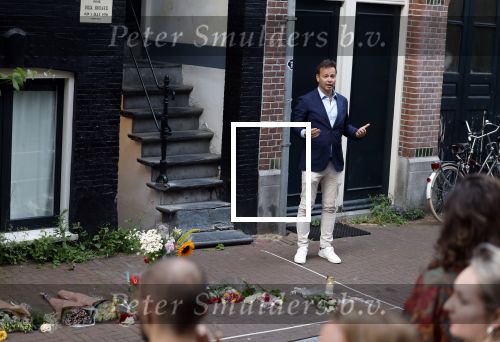 Amsterdam 6 juli 2022
Precies 1 jaar geleden werd op deze plek Peter R de Vries neergeschoten. De redaktie en presentatoren van RTL Boulevard leggen een witte roos neer . OA aanwezig Georgette Schlick Peter v d Vorst Sven Sauve Marieke Elsinga Vivienne v d Assem Aran Bade Jeroen Kijk in de Vegte Arno Kantelberg Eveline Stallaart Clarice Stenger Leon de Ruyter Dries Roelvink en Tim Oliehoek .