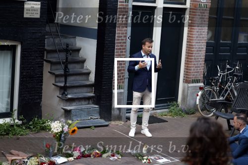 Amsterdam 6 juli 2022
Precies 1 jaar geleden werd op deze plek Peter R de Vries neergeschoten. De redaktie en presentatoren van RTL Boulevard leggen een witte roos neer . OA aanwezig Georgette Schlick Peter v d Vorst Sven Sauve Marieke Elsinga Vivienne v d Assem Aran Bade Jeroen Kijk in de Vegte Arno Kantelberg Eveline Stallaart Clarice Stenger Leon de Ruyter Dries Roelvink en Tim Oliehoek .